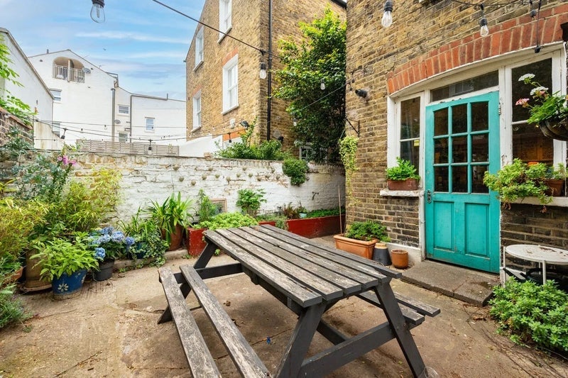 Room Nansen Road in Greater London