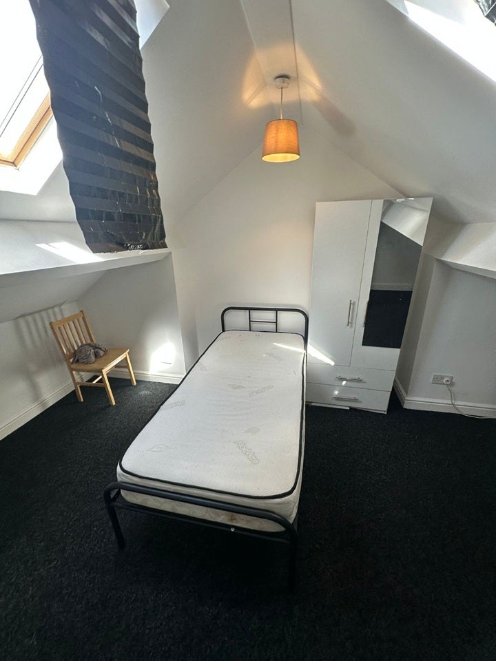 Room Plumpton Terrace in Wakefield