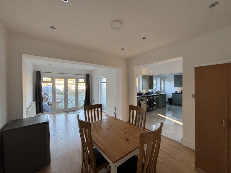 Room Midfield Way in Greater London