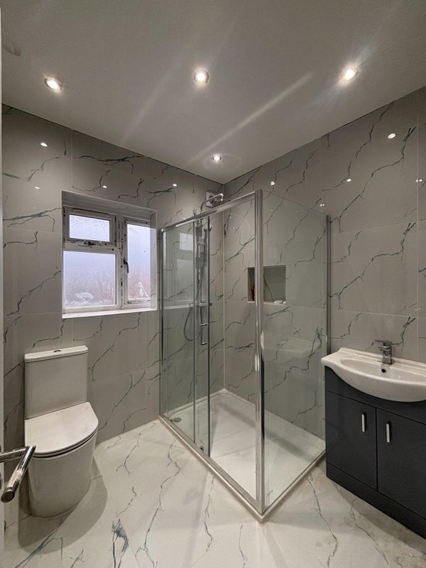Room Midfield Way in Greater London