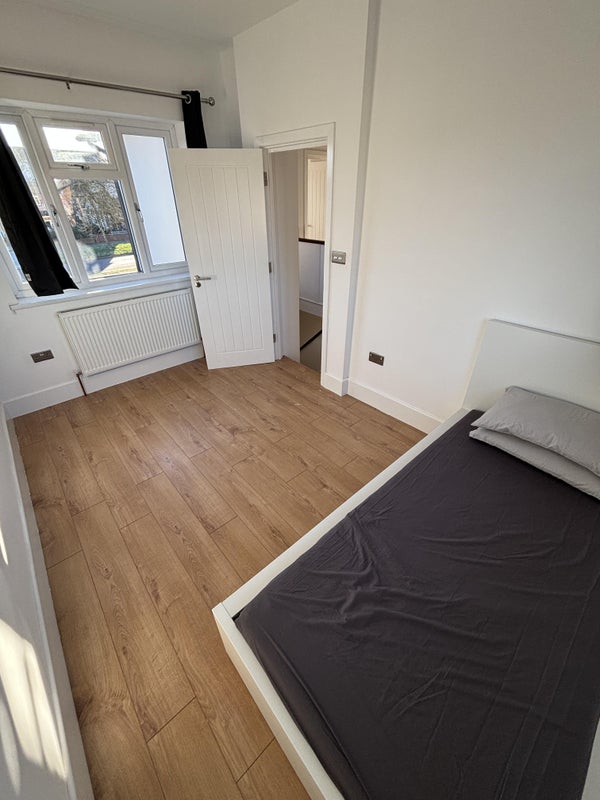 Room Midfield Way in Greater London