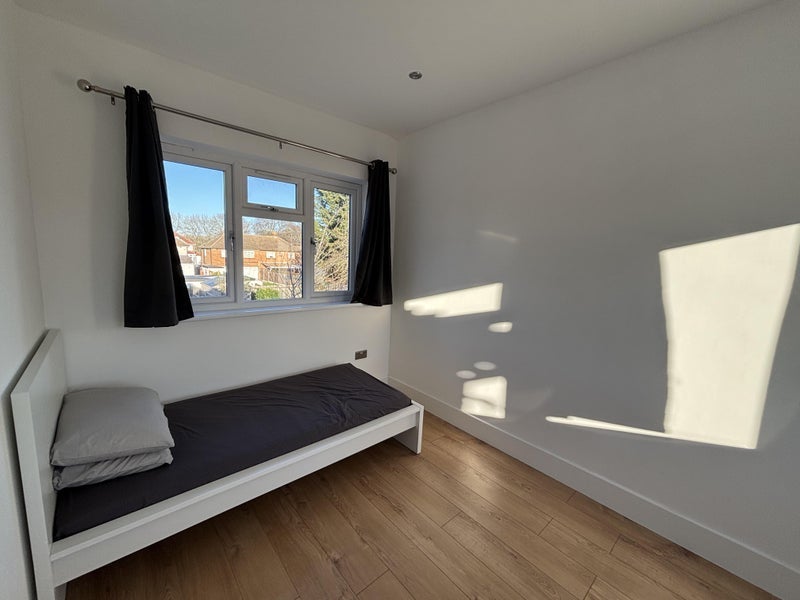 Room Midfield Way in Greater London