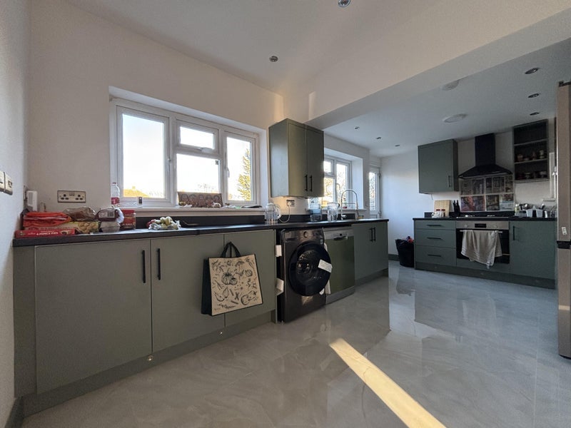 Room Midfield Way in Greater London