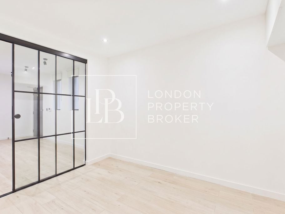 Flat Clifford Road in Greater London