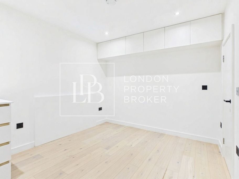Flat Clifford Road in Greater London