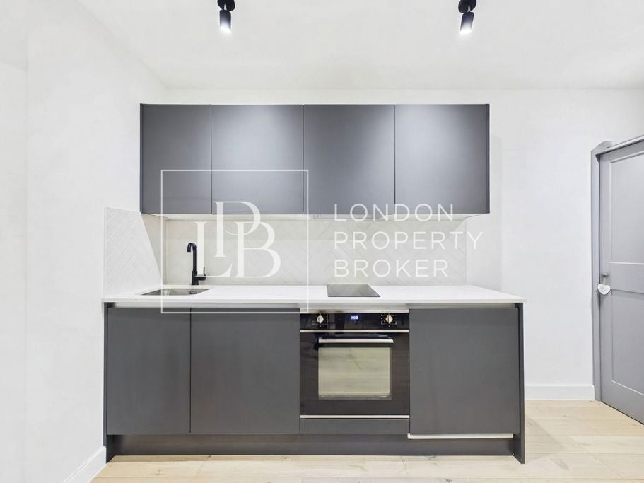 Flat Clifford Road in Greater London