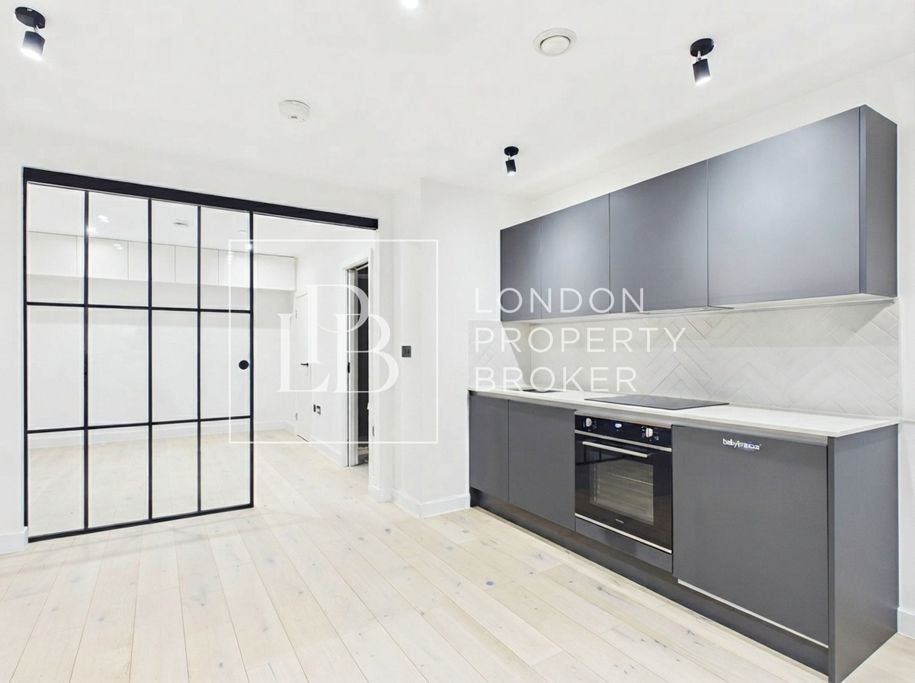 Flat Clifford Road in Greater London