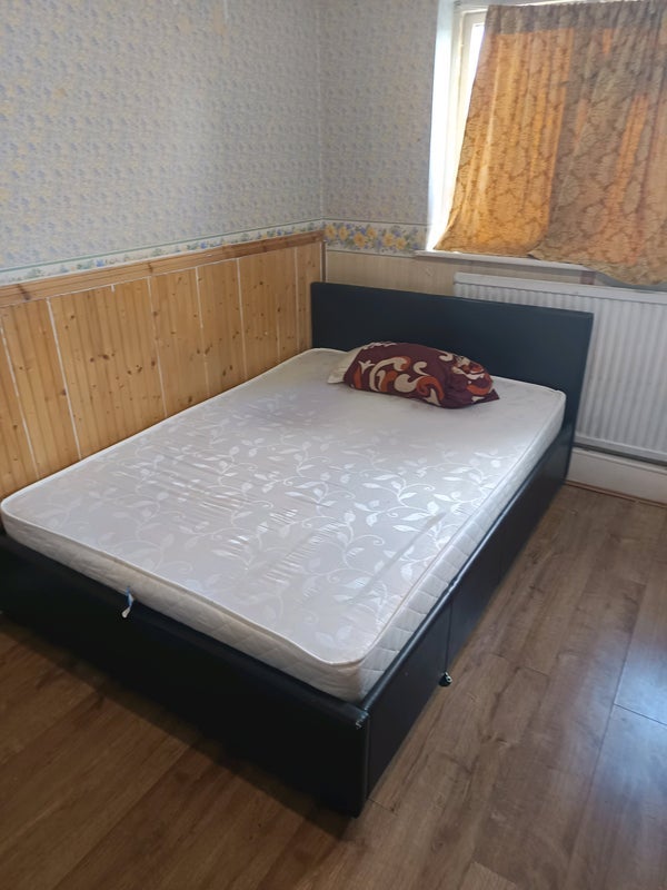 Room St Albans Avenue in Greater London