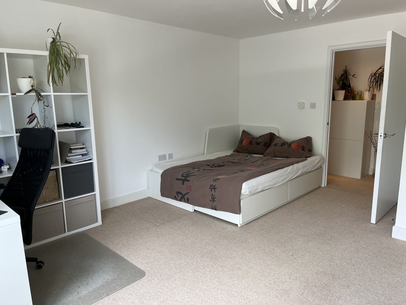 Flat Freda Street in Greater London