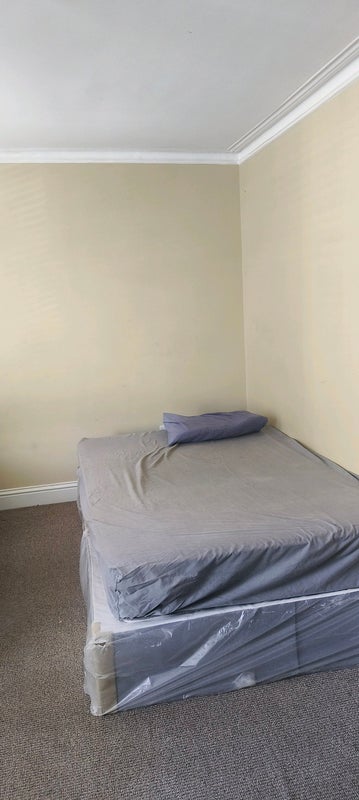 Room Strone Road in Greater London