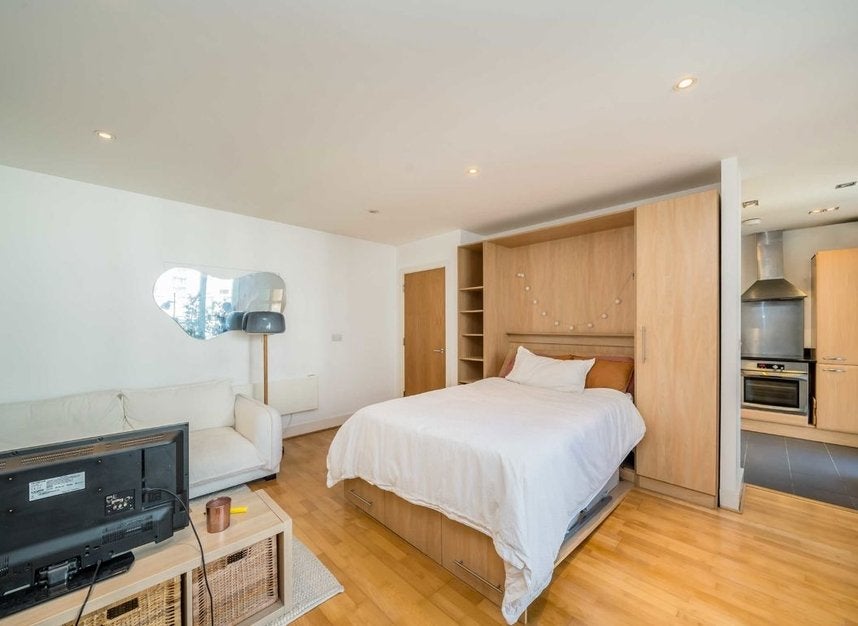 Flat Hooper Street in Greater London