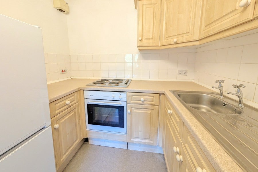 Flat Mount Hermon Road in Woking