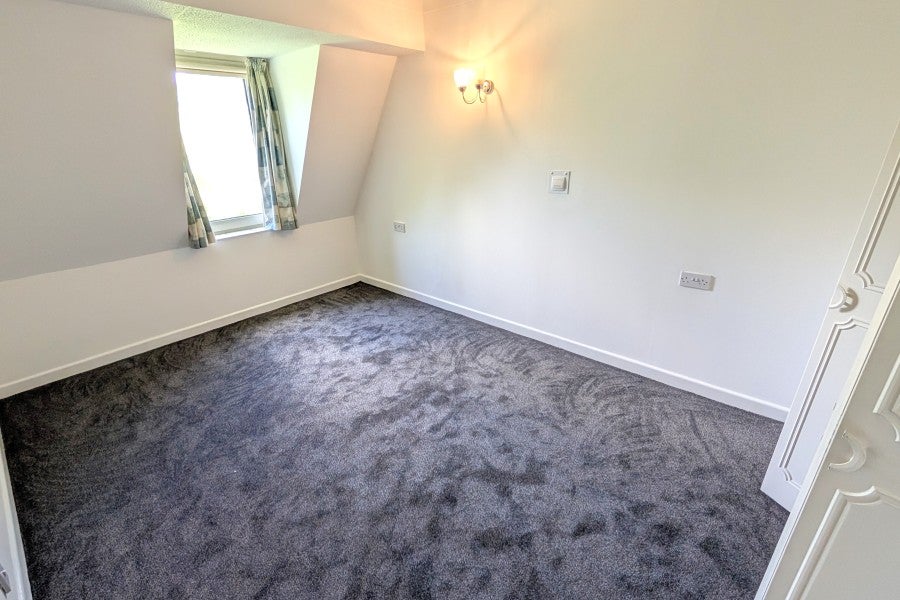Flat Mount Hermon Road in Woking