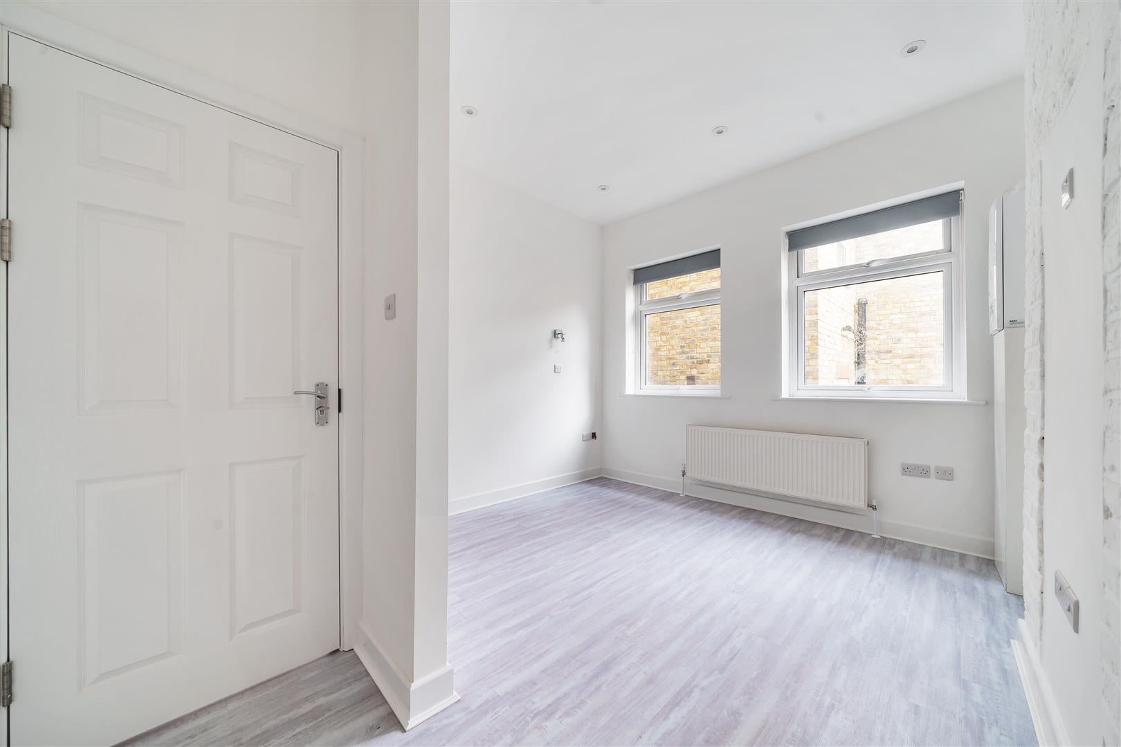 Flat Richmond Road in Greater London
