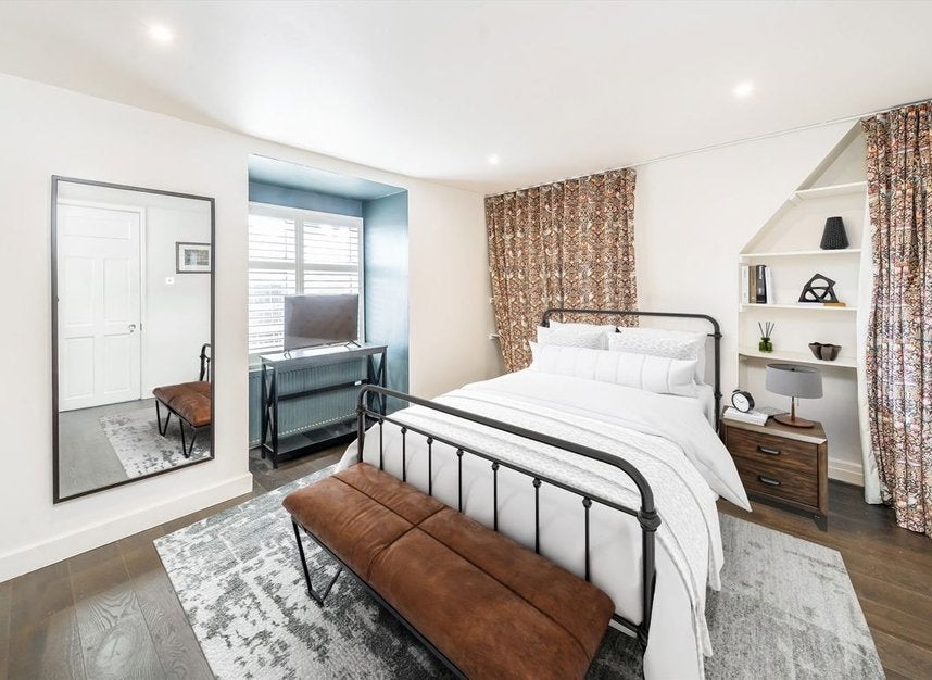 Flat Heath Street in Greater London