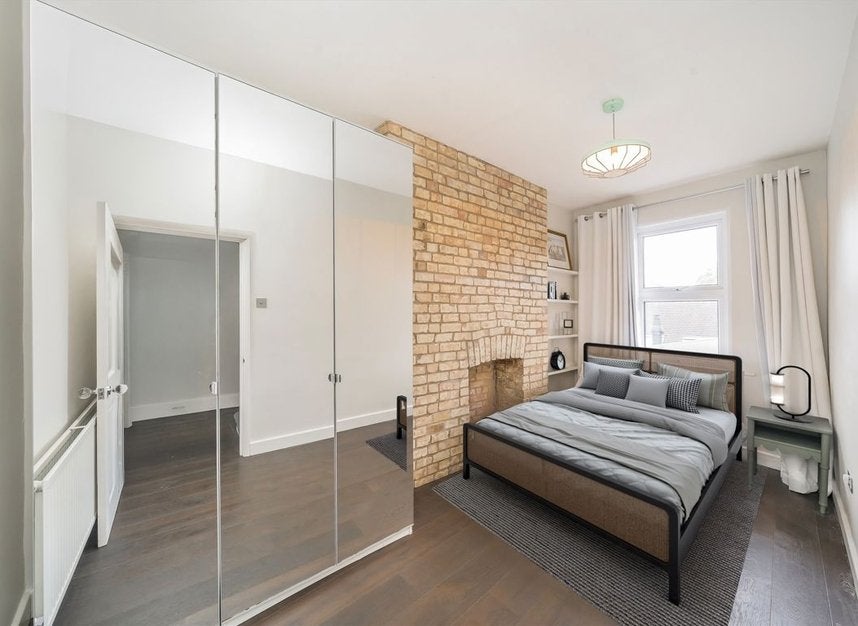Flat Heath Street in Greater London