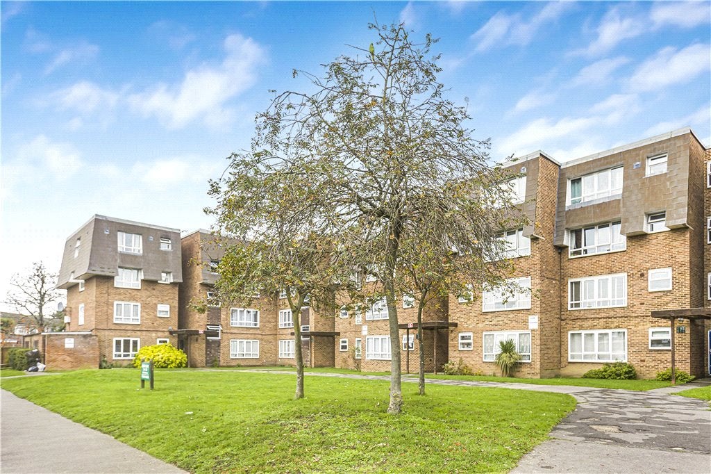 Flat Stourton Avenue in Greater London