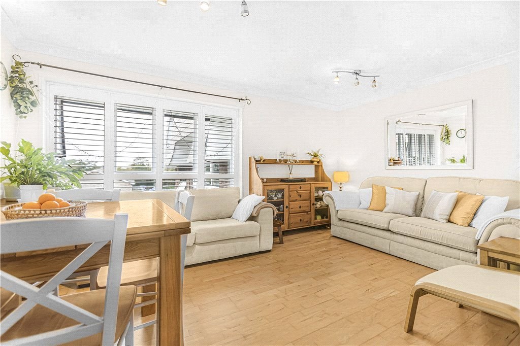 Flat Stourton Avenue in Greater London