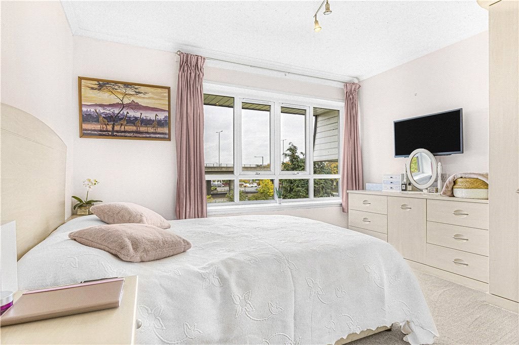 Flat Stourton Avenue in Greater London