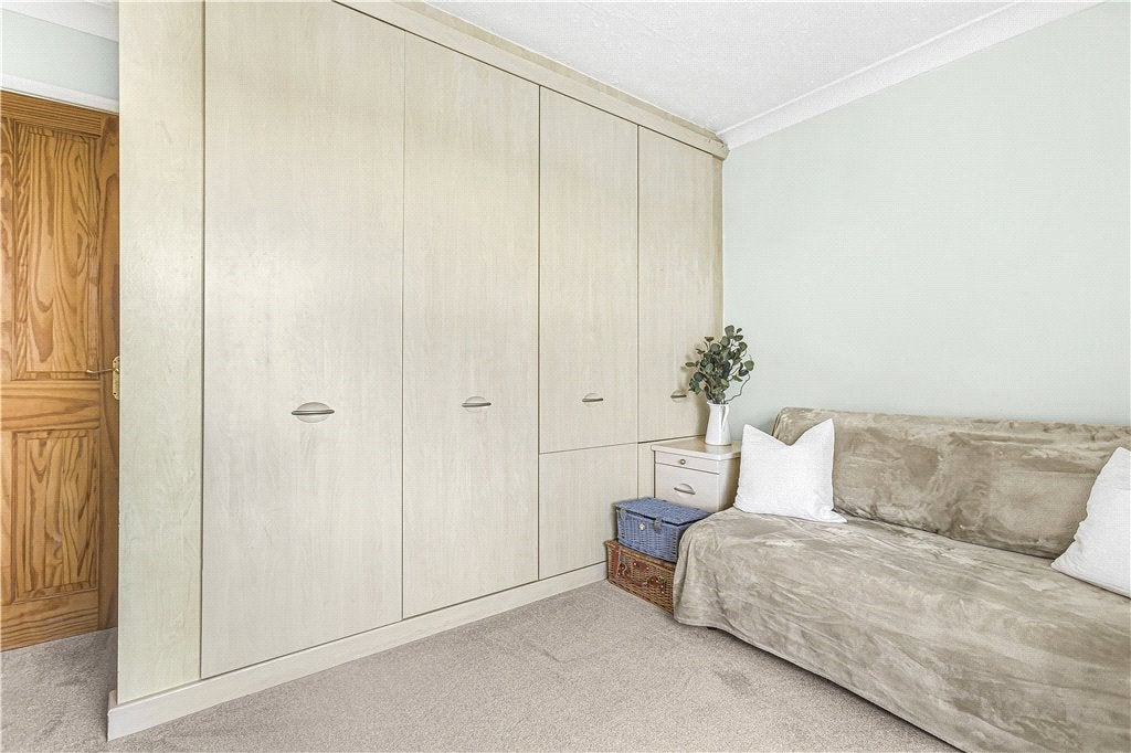 Flat Stourton Avenue in Greater London