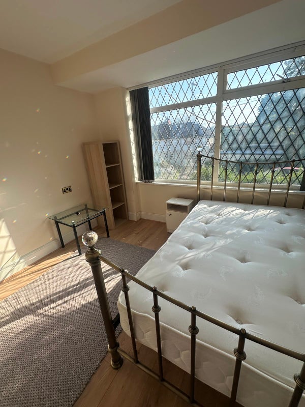 Room St Alban Close in Leeds