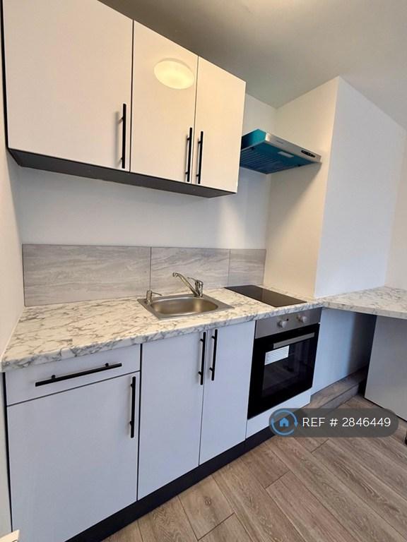 Room Churchfield Road in Houghton Regis