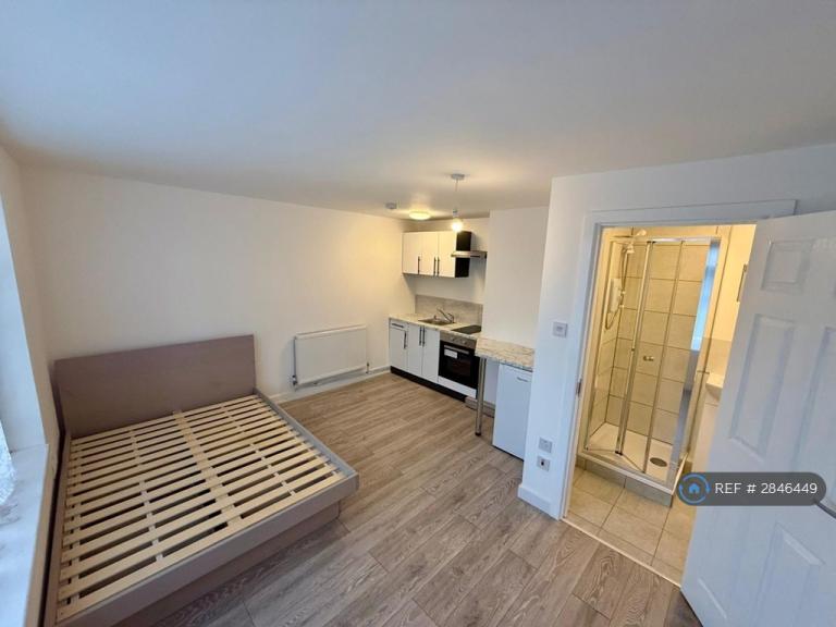 Room Churchfield Road in Houghton Regis
