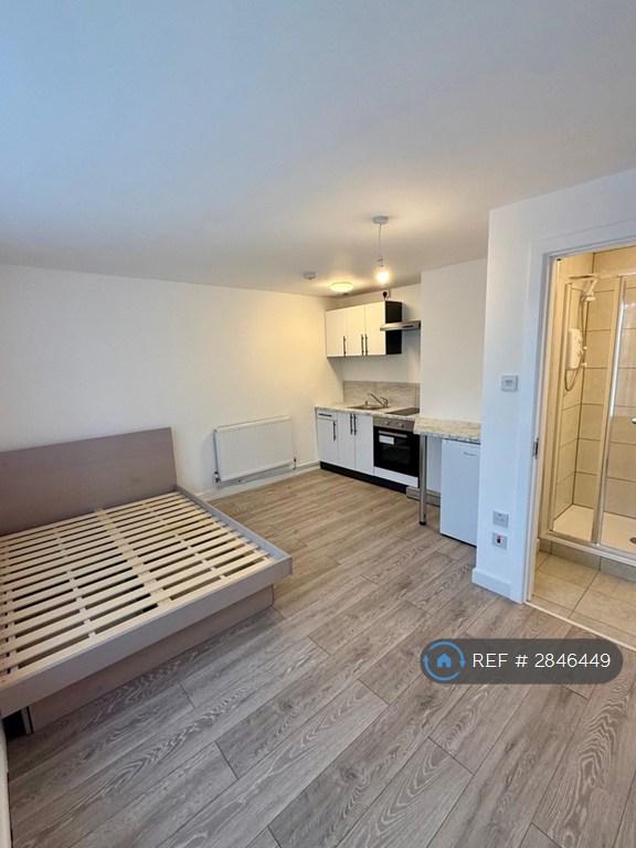 Room Churchfield Road in Houghton Regis