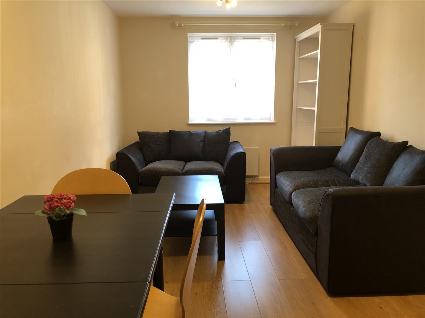 Flat Colindeep Lane in Greater London