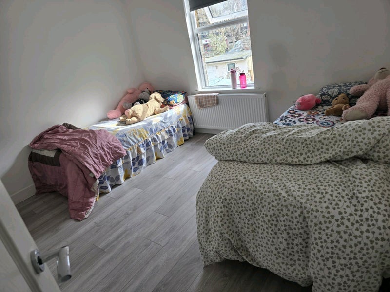Room Bendish Road in Greater London