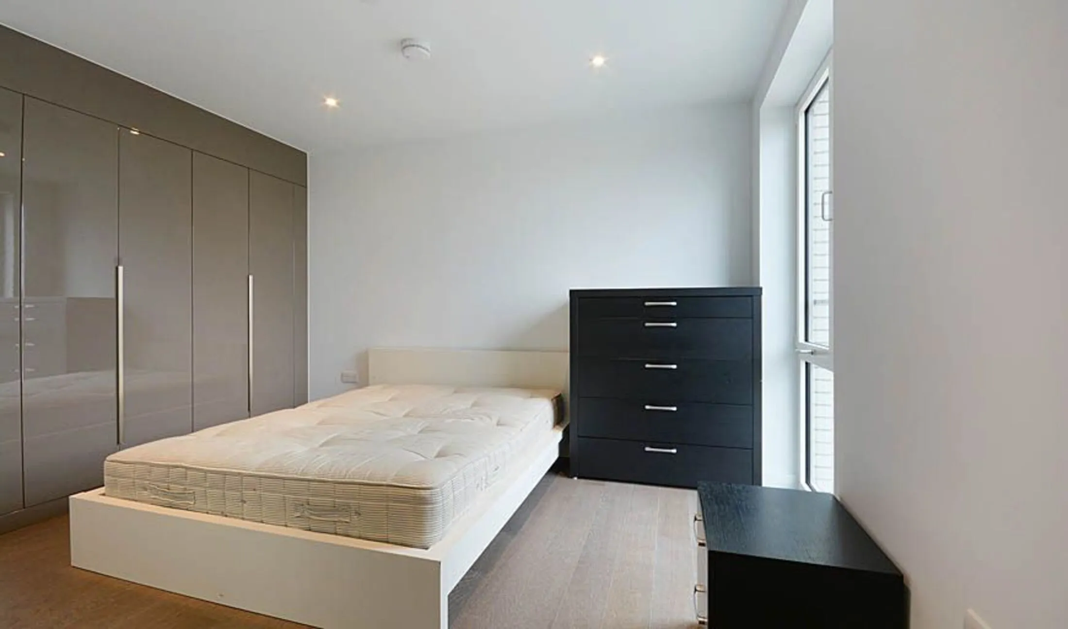 Flat Sayer Street in Greater London