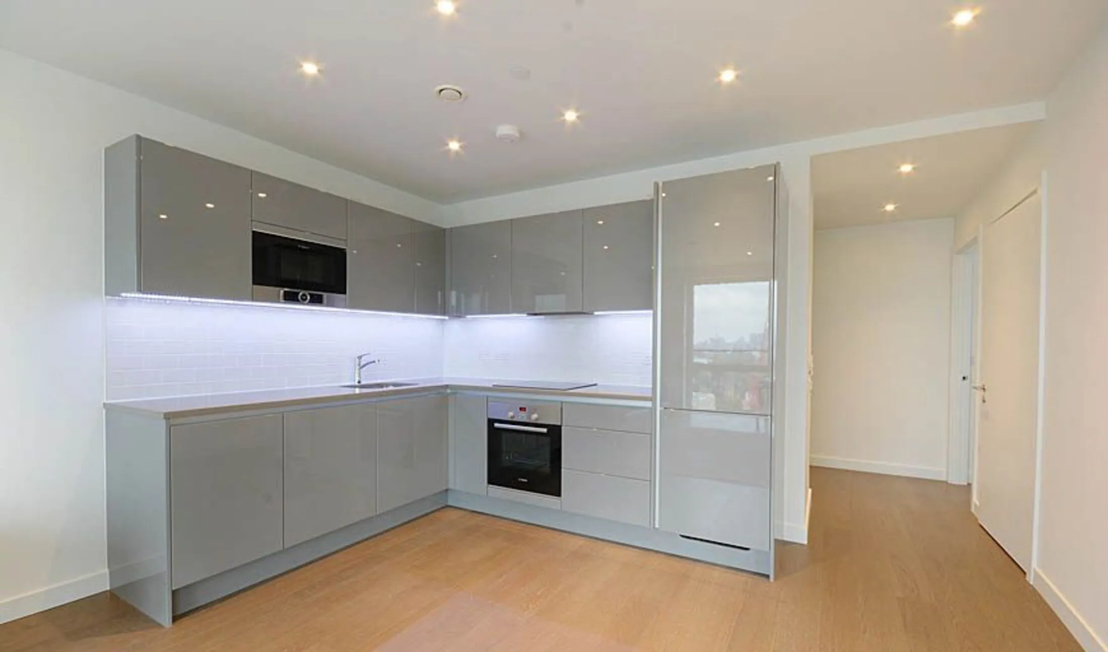 Flat Sayer Street in Greater London