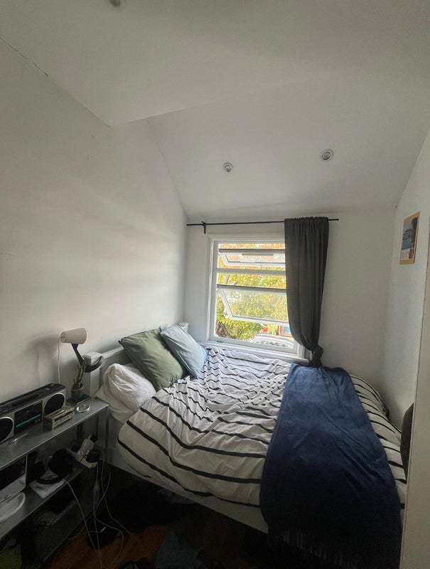 Room Athlone Road in Greater London