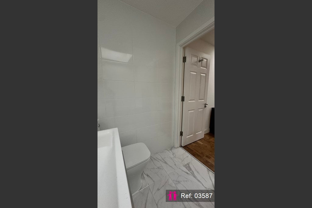Flat Poplar High Street in Greater London