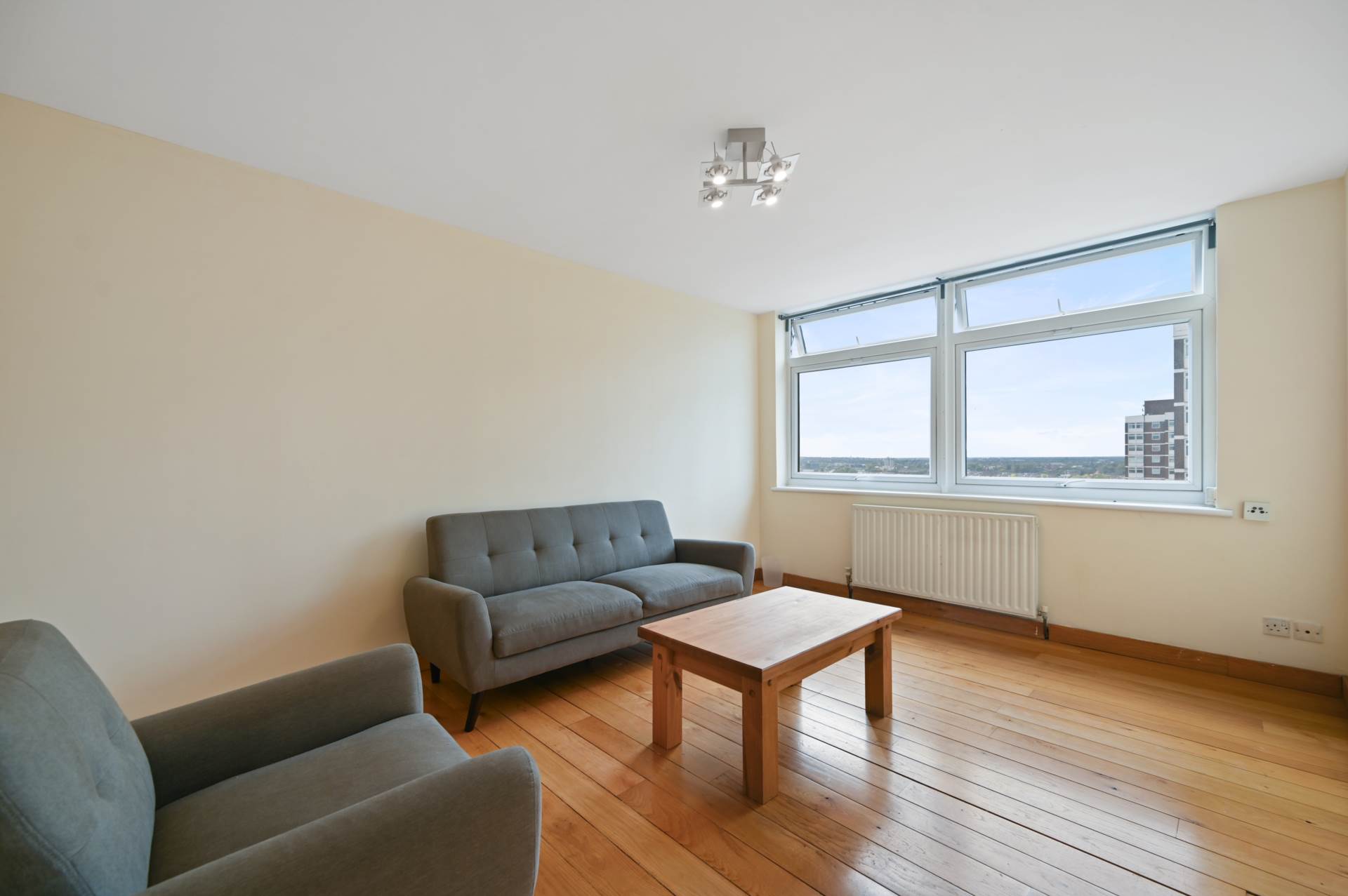 Flat Shepherds Bush Green in Greater London