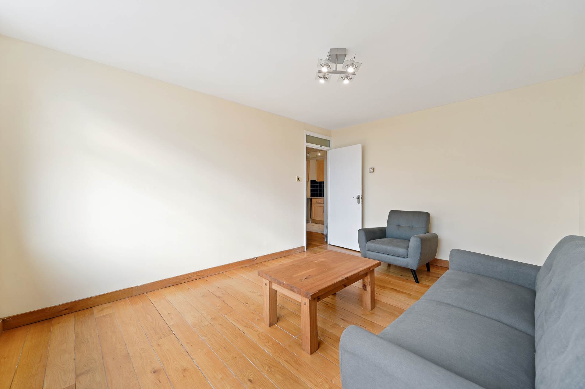 Flat Shepherds Bush Green in Greater London