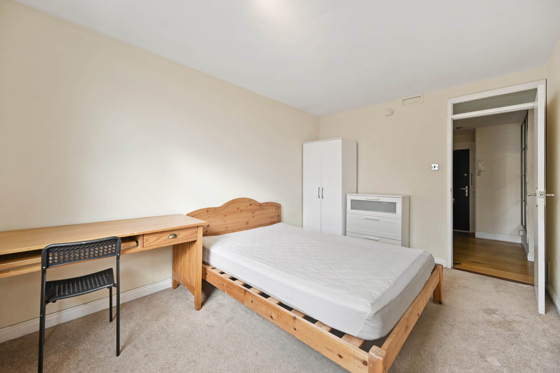 Flat Shepherds Bush Green in Greater London