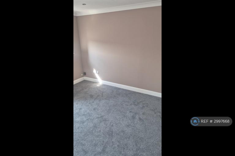 Room Patteson Road in Ipswich