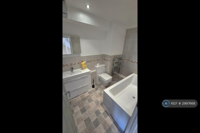 Room Patteson Road in Ipswich