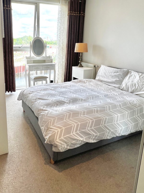 Flat Nicholson Square in Greater London