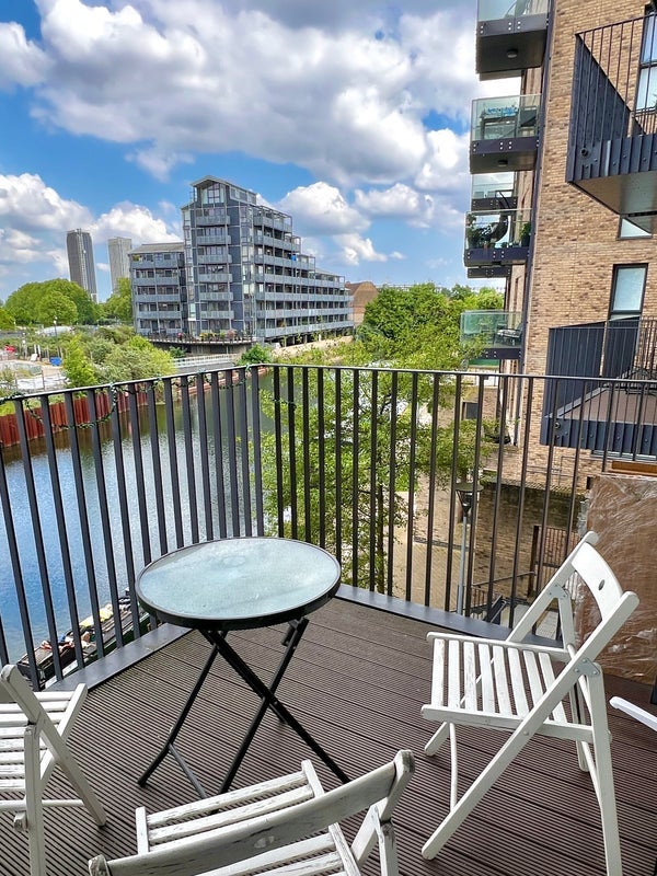 Flat Nicholson Square in Greater London