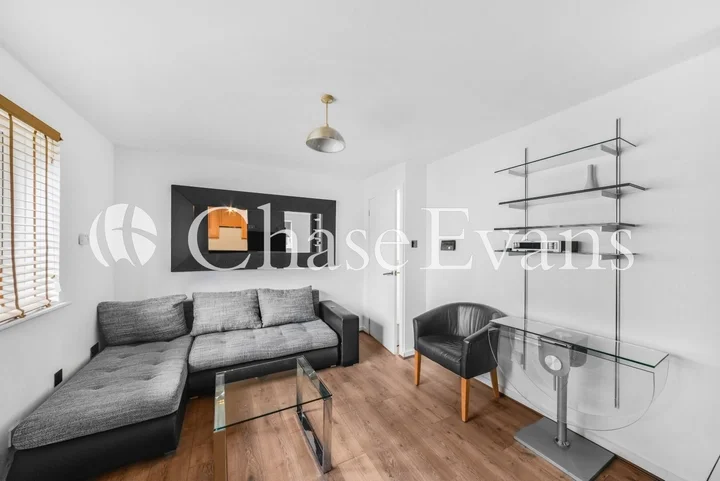 Flat Arden Crescent in Greater London