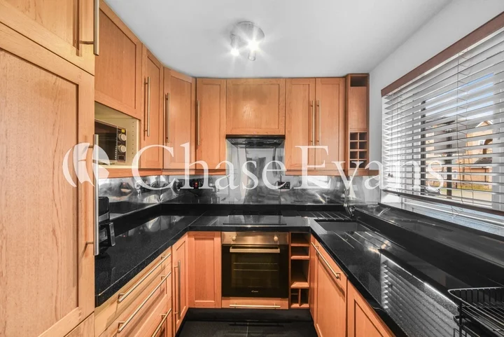 Flat Arden Crescent in Greater London