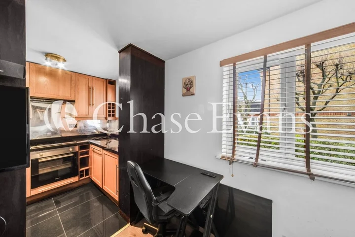Flat Arden Crescent in Greater London