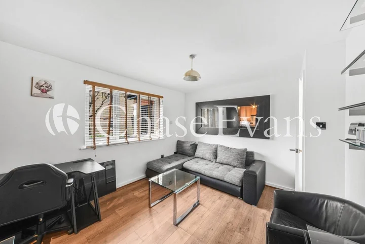 Flat Arden Crescent in Greater London