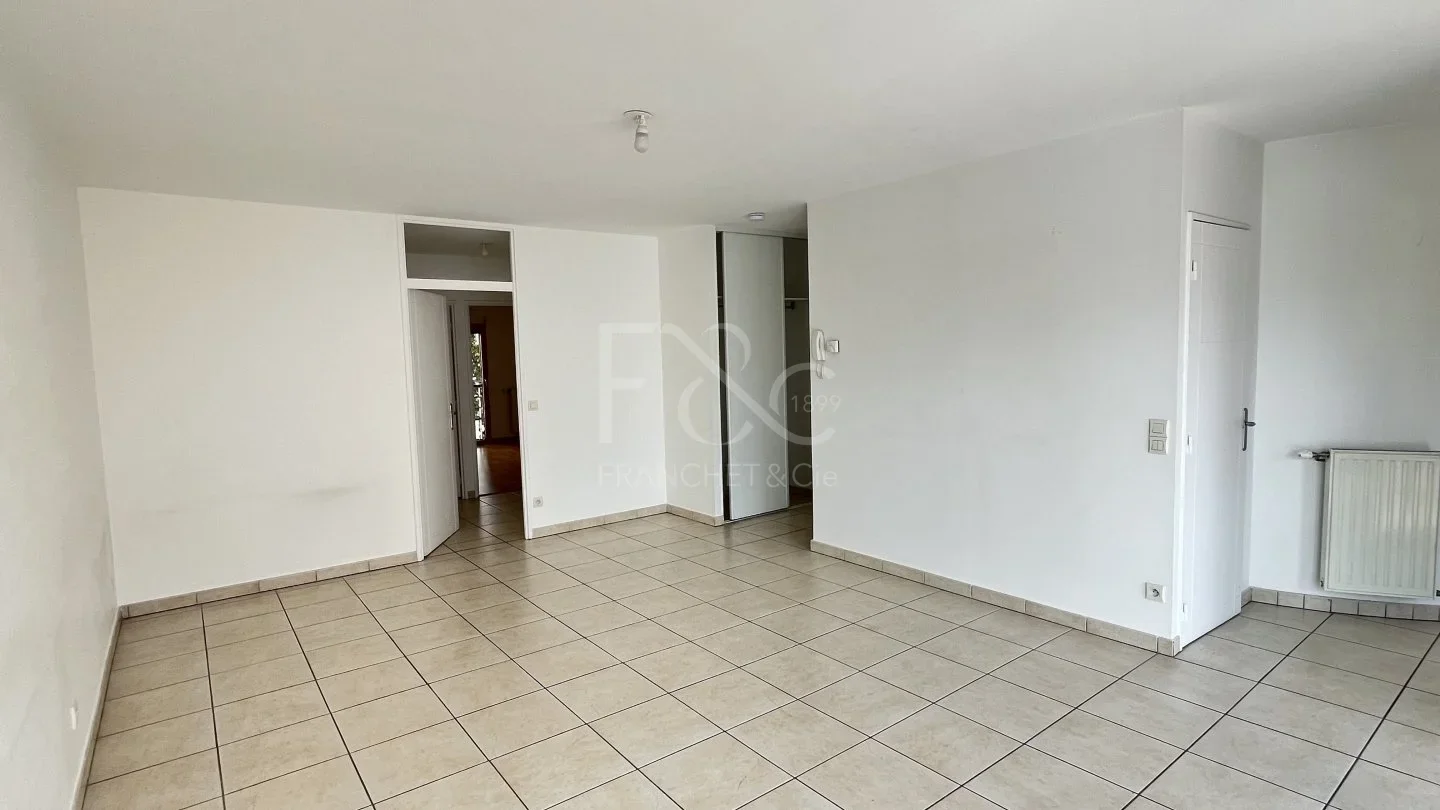Flat Avenue Piaton in Villeurbanne