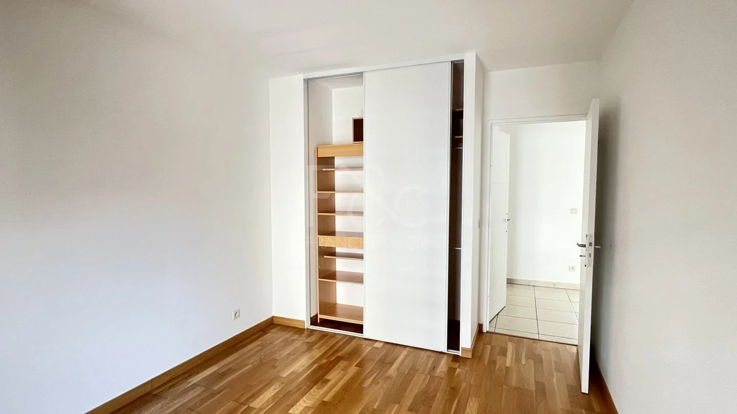 Flat Avenue Piaton in Villeurbanne
