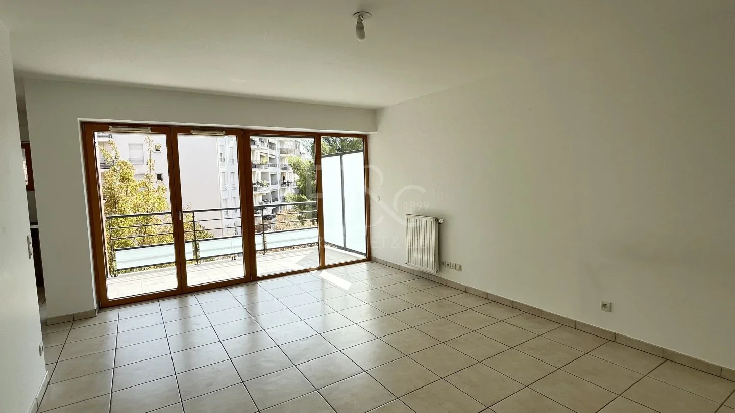 Flat Avenue Piaton in Villeurbanne