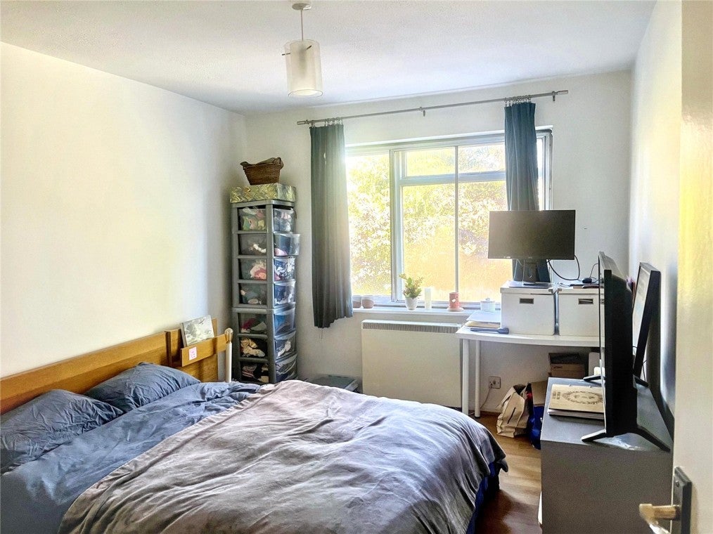 Flat Denmark Avenue in Greater London