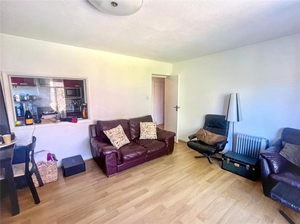 Flat Denmark Avenue in Greater London